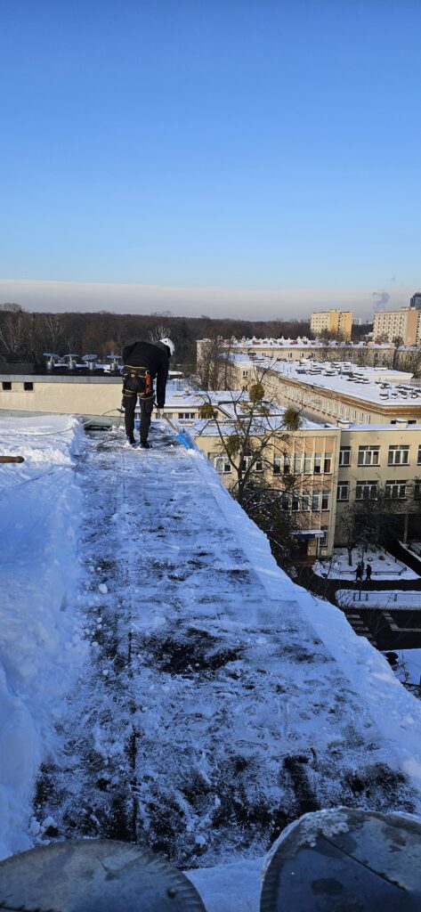 Asekuracja przy krawędzi dachu